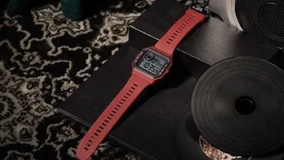 Amazfit Neo dipoles dalam balutan warna hitam, hijau, dan merah [Amazfit Neo].