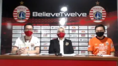 Direktur Utama Persija Ambono Janurianto (tengah)