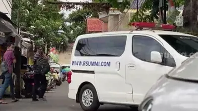 Ambulans RS Ummi menyambangi Jalan Petamburan III di rumah Ketua FPI, Rizieq Shihab/ Suara.com