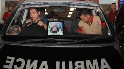 Ilustrasi--Sopir ambulans dari Kemenlu membawa jenazah Kepala Pusat Data, Informasi dan Humas Badan Nasional Penanggulangan Bencana (BNPB) almarhum Sutopo Purwo Nugroho (49) ke rumah duka setibanya dari Guangzhou Cina di Bandara Soekarno Hatta, Tangerang, Banten, Minggu (7/7/2019). Sutopo Purwo Nugroho meninggal dunia di China pada Minggu (7/7/2019) saat menjalani pengobatan atas penyakit kanker paru-paru yang dideritanya. ANTARA FOTO/Muhammad Iqbal/aww.