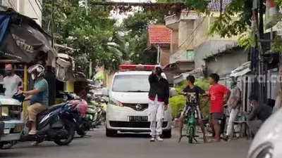Mobil ambulans RS Ummi Bogor sambangi rumah Rizieq Shihab di Petamburan, Jakarta Pusat, Senin (30/11/2020) sore. (Suara.com/Bagaskara)