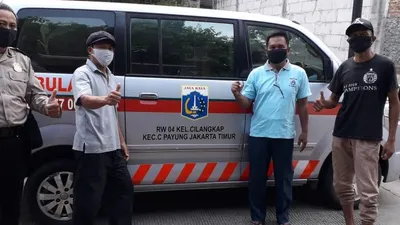Warga RW 04 Kelurahan Cilangkap berfoto di depan mobil ambulans yang baru mereka beli dari hasil gotong royong. (Dok. Pemkot Jaktim)