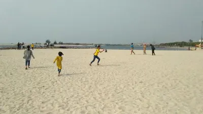 Anak-anak bermain di Pantai Ancol, Jakarta Utara, Ahad (2/8). (Foto: Muhammad Ubaidillah)