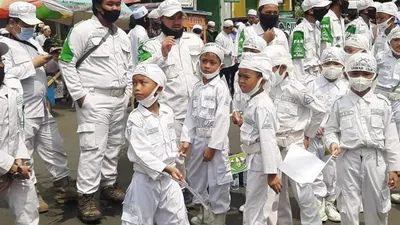 Anak-anak yang mengenakan seragam Laskar Pembela Islam sedang menanti kepulangan Habib Rizieq Shihab di Petamburan, Tanah Abang, Jakarta Pusat, Selasa (10/11).  Foto: Republika/Febryan A
