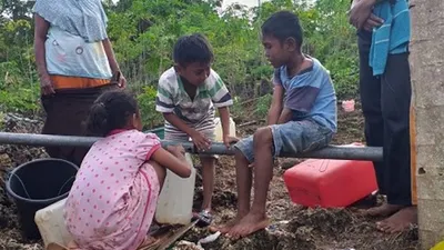 Anak-anak korban gempa Maluku menampung air bersih dari pipa PDAM yang bocor di lokasi pengungsian mereka/Dok. ACT