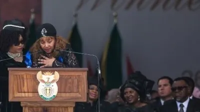 Putri Nelso Mandela, Zindzi Mandela (kiri) bersama saudarinya Zenani Mandela menghadiri acara peringatan ibu mereka, Winnie Mandela pada 14 Maret 2018. [AFP]