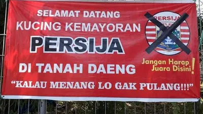 Spanduk Berisi Kalimat Ancaman Sambut Persija di Makassar. (Istimewa)