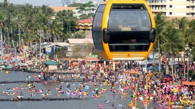 Pantai Taman Impian Jaya Ancol saat ramai pengunjung. (Merdeka.com)
