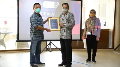 Dirut Taman Impian Jaya Ancol menerima sertifikat CHSE/dok: utara.jakarta.go.id