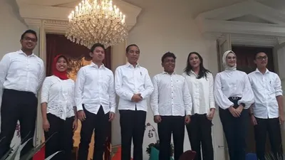 Presiden Jokowi mengumumkan tujuh staf khusus baru di Istana Merdeka, Jakarta. Andi Taufan Garuda Putra paling kiri. (Suara.com/Ummi Saleh)