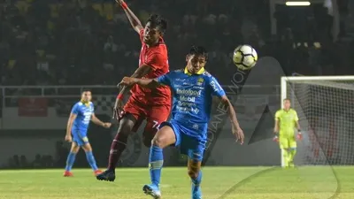Pemain Persib Bandung, Frets Butuan berduel dengan pemain bertahan Persis Solo dalam partai uji coba di Stadion Manahan, Kota Solo, Jawa Tengah, Februari 2020. (Ayojakarta.com/Budi Cahyono)