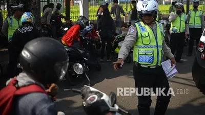 Anggota dari Polres Metro Jakarta Selatan memberhentikan pengendara motor saat menggelar Operasi Patuh Jaya di Kawasan Stasiun Pasar Minggu, Jakarta. Foto: Republika/Raisan Al Farisi
