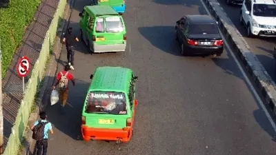 Sebagai ilustrasi, suasana angkot saat beroperasi sebelum wabah corona di Kota Bekasi. Foto: Republika/Raisan Al Farisi