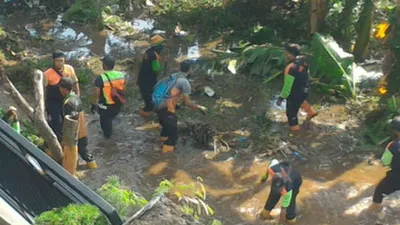 Banjir Ciganjur Surut, Petugas Fokus Angkut Sampah Dari Saluran Air