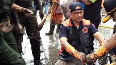 Gubernur DKI Jakarta, Anies Baswedan kerja bakit di Kampung Makassar, Jakarta Timur, Minggu (5/1/2020) (Antaranews)