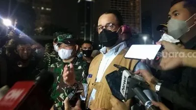 Gubernur DKI Jakarta Anies Baswedan menemui massa demonstrasi yang menolak Omnibus Law Cipta Kerja di kawasan Bundaran HI, Jakarta Pusat, Kamis (8/10/2020) malam. [Suara.com/Fakhri Fuadi Muflih]