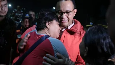 Gubernur Anies Baswedan merangkul korban banjir di Kampung Pulo, Jatinegara, Jakarta Timur.  (Facebook Anies Baswedan)