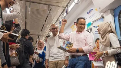 Gubernur DKI Jakarta Anies Baswedan  (kedua kanan) bersama Dirut PT MRT Jakarta William Sabandar (kiri, berbaju putih)/mrtjakarta.co.id