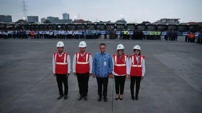 Gubernur DKI Jakarta, Anies Baswedan, bersama perwakilan karyawan Transjakarta di Depo Utama PT. Transjakarta/Facebook Anies Baswedan
