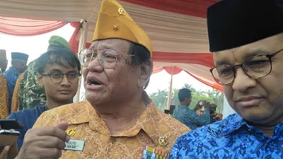 Anggota Legiun Veteran Republik Indonesia (LVRI) Adi Mulyo bersama Gubernur DKI Jakarta Anies Baswedan usai upacara Hari Pahlawan di Monas, Jakarta, Minggu (10/11/2019)/Ayojakarta.com-Aprilia Rahapit