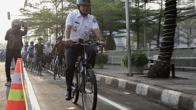 Gubernur DKI Jakarta Anies Baswedan bersama jajaran melakukan test jalur sepeda dari Jakarta International Veldrome menuju Balai Kota DKI Jakarta, Jumat (20/9/2019). (Liputan6.com/Faizal Fanani)