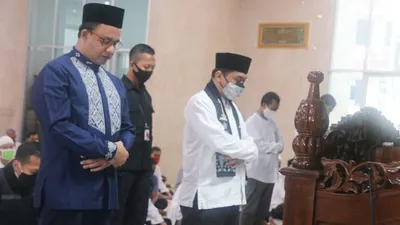 Gubernur DKI Jakarta, Anies Baswedan berdampingan dengan Wagubnya, Ahmad Riza Patria di  Masjid Fatahillah Balai Kota Jakarta, Jumat (5/6/2020)