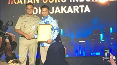 Gubernur DKI Jakarta, Anies Baswedan dan Direktur Program School to School Training (STST) IGI DKI Jakarta, Danang Hidayatullah dalam ajang Padmamitra Awards+ 2019 di Balaikota DKI Jakarta, Selasa (5/11/2019)/IGI