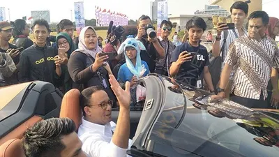 Gubernur DKI Jakarta, Anies Baswedan dan pembalap Formula 2 dari Indonesia, Sean Gelael dikerubuti pengunjung Monas,Jakarta Pusat, Jumat (20/9/2019)/Ayojakarta.com