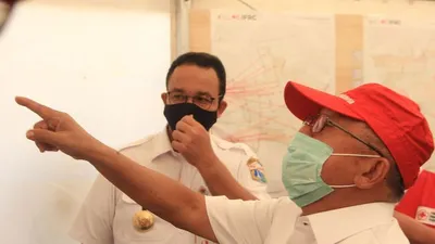 Gubernur DKI Jakarta, Anies Baswedan diajak Ketua Umum PWI Pusat, Jusuf Kalla berkeliling gudang logistik darurat PMI, Jakarta Selatan (Humas PWI Pusat)