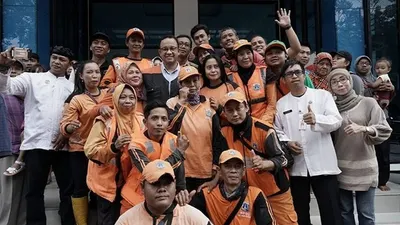 Gubernur Anies Baswedan sempat berfoto bersama para personel PPSU saat kunjungan ke wilayah-wilayah terdampak banjir. (Foto: Facebook Anies Baswedan)