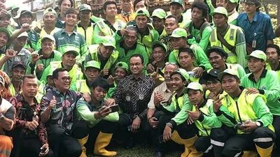 Gubernur DKI Jakarta, Anies Baswedan, berfoto bersama para pekerja taman di Taman Kembang Kerep, Jakarta Barat/Ayojakarta.com