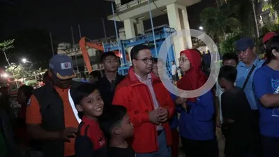 Gubernur Anies Baswedan berbincang dengan Ika Agustin Ningrum saat inspeksi ke Pintu Air Manggarai. (Facebook Anies Baswedan)