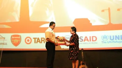 Gubernur DKI Jakarta, Anies Baswedan, saat menerima penghargaan dari Save the Children diwakili oleh Field Manager Greater Jakarta, Evie Woro Yulianti/Dok. Save the Children