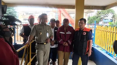Gubernur DKI Jakarta, Anies Baswedan, saat berada di Pintu Air Manggarai. (Ayojakarta.com/Khoirur Rozi)