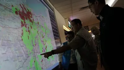 Gubernur DKI Jakarta, Anies Baswedan di kantor PLN Jakarta (Twitter @aniesbaswedan)