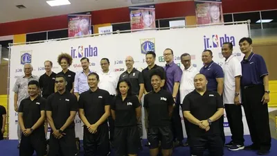 Foto bersama usai penandatanganan kerja sama Pemprov DKI Jakarta dengan National Basketball Association (NBA) di GOR Soemantri Brodjonegoro, Kuningan, Jakarta Selatan, Kamis (17/10/2019)/Dok Humas Pemprov DKI Jakarta