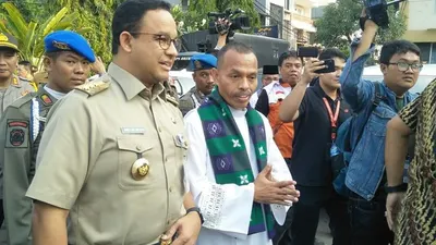 Gubernur Anies Baswedan disambut Romo Servi Fangohoei saat mengunjungi Gereja Paroki Santo Kristoforus, Jelambar, Jakarta Barat (Ayojakarta.com/Aprilia Rahapit)