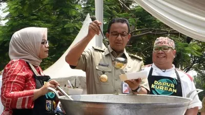Ilustrasi--Gubernur DKI Jakarta, Anies Baswedan (tengah) dan istri Fery Farhati Ganis (kiri) bersama Chef Ragil (kanan) mengambil daging kurban yang telah dimasak di Lenggang Jakarta, Monas, Jakarta, Senin (12/8/2019). Pemprov DKI Jakarta mengadakan program dapur qurban di Lengang Jakarta dengan menghadirkan para koki hotel bintang lima yang memasak khusus untuk 200 anak yatim, serta menyiapkan 4.550 paket yang dibagikan disejumlah lokasi di Jakarta. ANTARA FOTO/Adnan Nanda/foc.