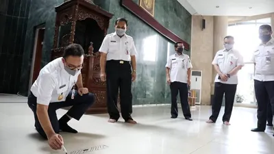 Anies Baswedan ketika mengecek kesiapan Masjid Fatahillah Pemprov DKI Jakarta