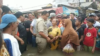 Gubernur DKI Jakarta, Anies Baswedan, mengunjungi korban banjir di Duri Kosambi, Cengkareng, Jakarta Barat, Jumat (3/1/2020). (Facebook Anies Baswedan)
