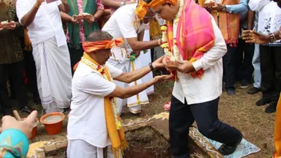 Gubernur DKI Jakarta, Anies Baswedan, mengikuti upacara peletakan batu pertama rumah ibadah umat Hindu etnis Tamil, di Jalan Bedugul, Kalideres, Jakarta Barat. (Beritajakarta.id)