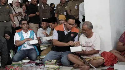 Gubernur DKI Jakarta, Anies Baswedan, makan siang bersama pengungsi banjir di Rawa Buaya, Cengkareng, Jakarta Barat, pada Jumat lalu (3/1/2020). (Facebook Anies Baswedan)