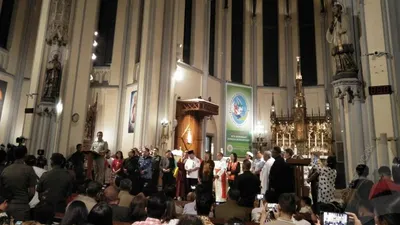 Gubernur DKI Jakarta, Anies Baswedan, bersama jajaran pimpinan DKI Jakarta dan pemuka lintas agama hadir dalam ibadah malam Natal di Gereja Katedral Jakarta (Selasa, 24/12/2019). (Ayojakarta.com/Aprilia Rahapit)