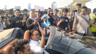 Gubernur Anies bersama pembalap Sean Gelael menumpang BMW Roadster i8/Ayojakarta.com