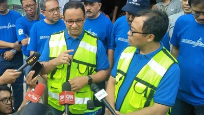 Gubernur DKI Jakarta Anies Baswedan (kiri) dan Direktur Utama PD PAL Jaya, Subekti di IPAL Krukut Jakarta Selatan (Ayojakarta.com/Aprilia Rahapit)
