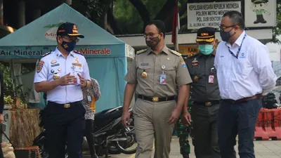 Gubernur DKI Jakarta, Anies Baswedan memantau aktivitas orang kantor di Menteng, Jakarta Pusat, Senin (8/6/2020). (Humas Pemprov DKI Jakarta)