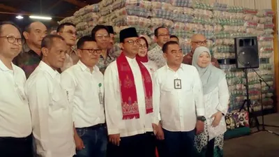 Gubernur DKI Jakarta, Anies Baswedan, meninjau langsung stok dan harga pangan di Gudang Beras PT Food Station Tjipinang Jaya, Jalan Pisangan Lama, Pulo Gadung, Jakarta Timur. (Ayojakarta.com/Aprilia Rahapit)