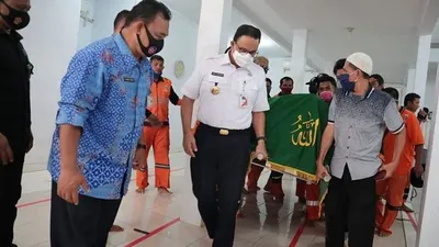 Gubernur Anies Baswedan ikut menggotong jenazah anggota PPSU, Taka, yang meninggal karena tabrak lari/facebook Anies Baswedan