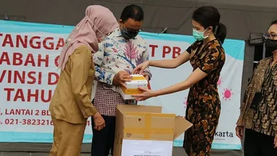Gubernur DKI Jakarta, Anies Baswedan menerima bantuan 2.000 rapid test dari Siloam Hospital Group.  (Humas Pemprov DKI Jakarta)
