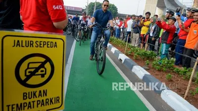 Gubernur DKI Anies Baswedan bersepeda/republika.co.id